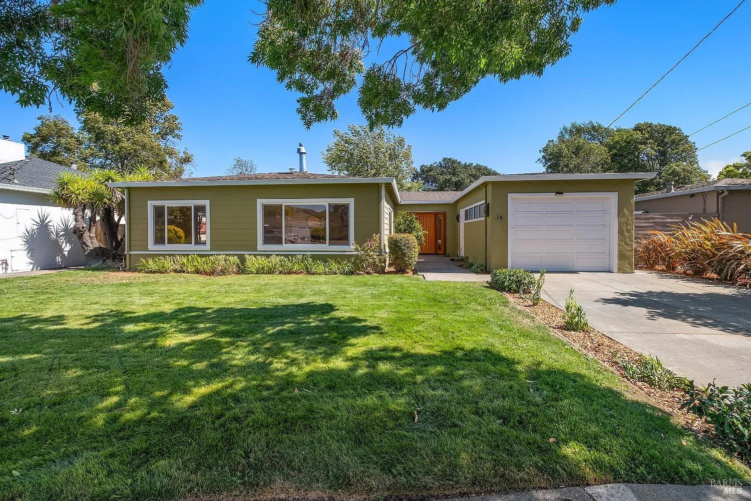 19 Lakeside Drive